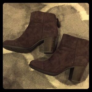 NWT!! Clarks suede booties size 5